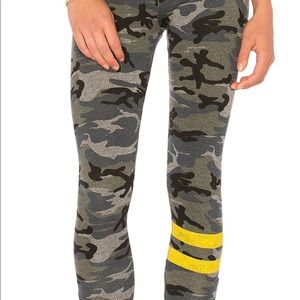 Sundry Camo leggings size 1 (small)